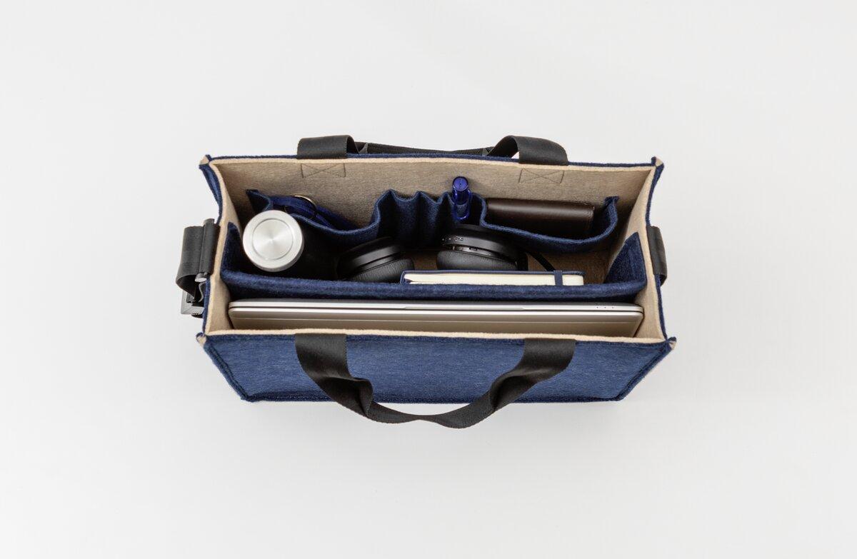 Tasche mit Laptop, Kopfhörern, Isolierflasche und Stift