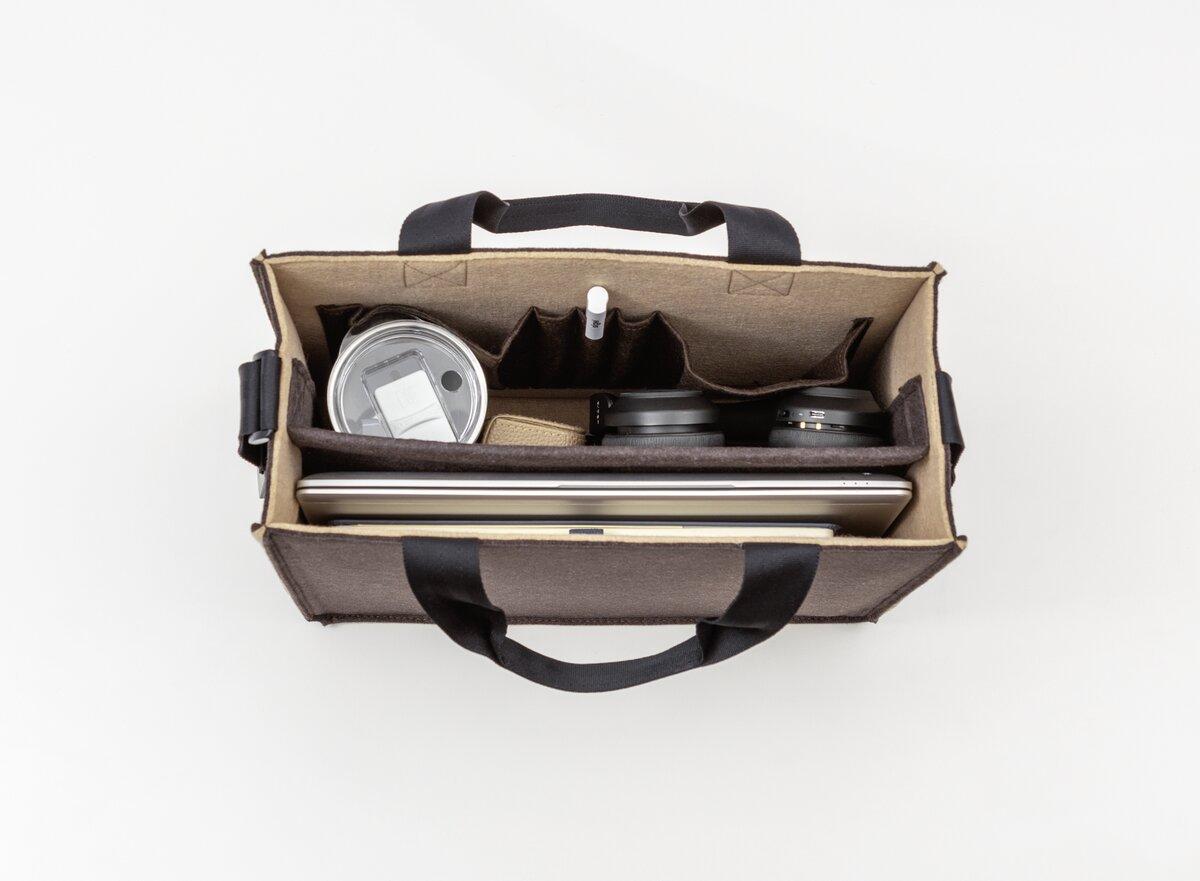 Laptop-Tasche mit Fächern, beinhaltet Laptop und Kameraausrüstung