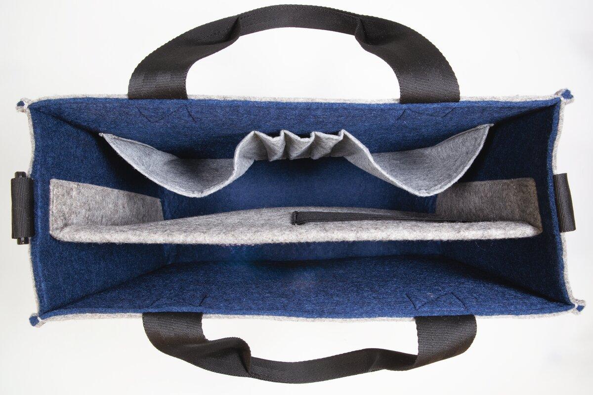 Offene, rechteckige Filztasche mit mehreren Innentaschen und schwarzen Tragegriffen