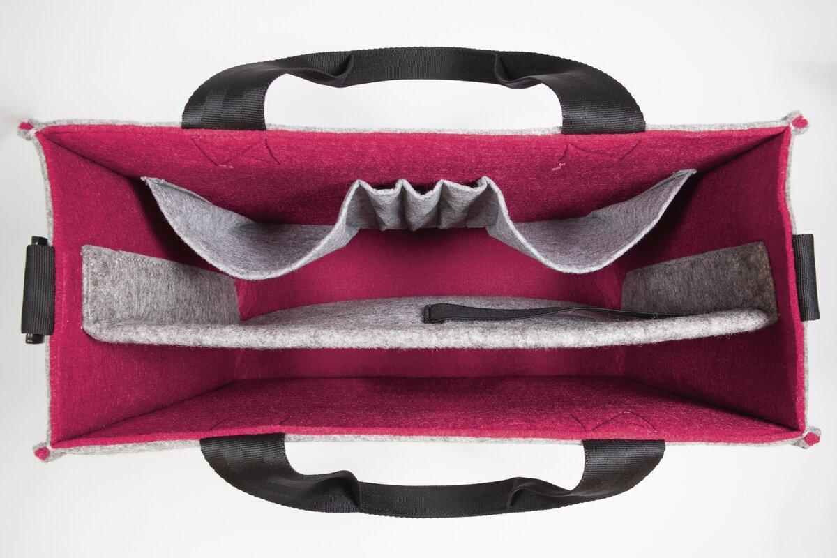 Graue Filztasche, rotes Innenfutter, schwarze Griffe