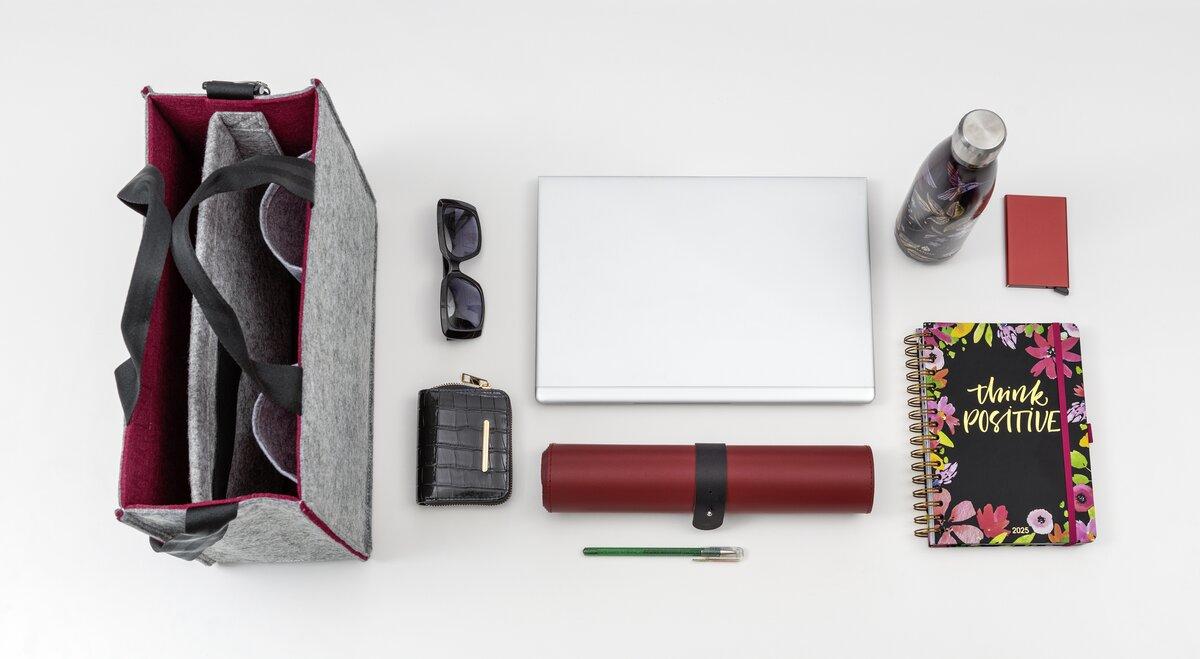 Tasche mit Laptop, Notizbuch, Sonnenbrille, Flasche, Geldbeutel, Stift und Etui