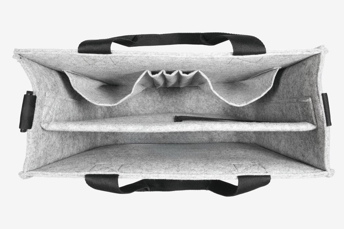 Graue Filztasche mit Fächern und schwarzen Griffen, von oben betrachtet