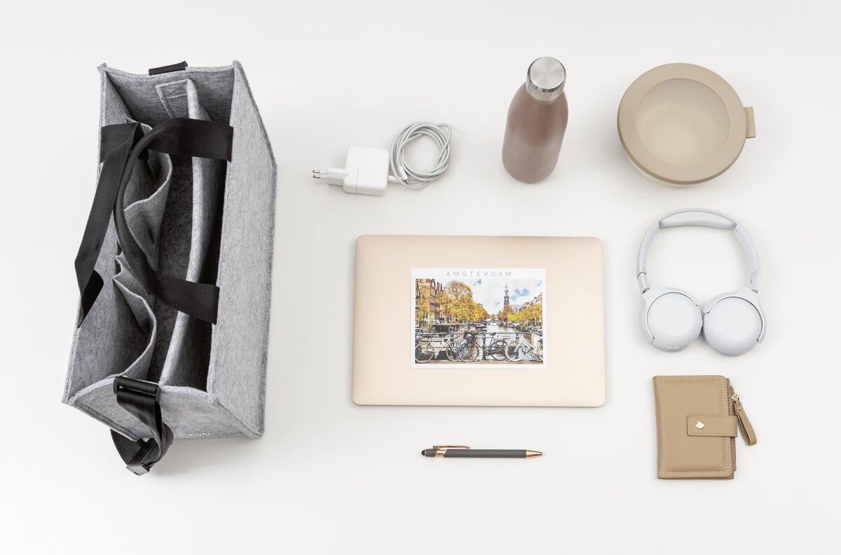 Laptop, Kopfhörer, Ladegerät, Flasche, Tasche, Schüssel, Stift, Geldbörse