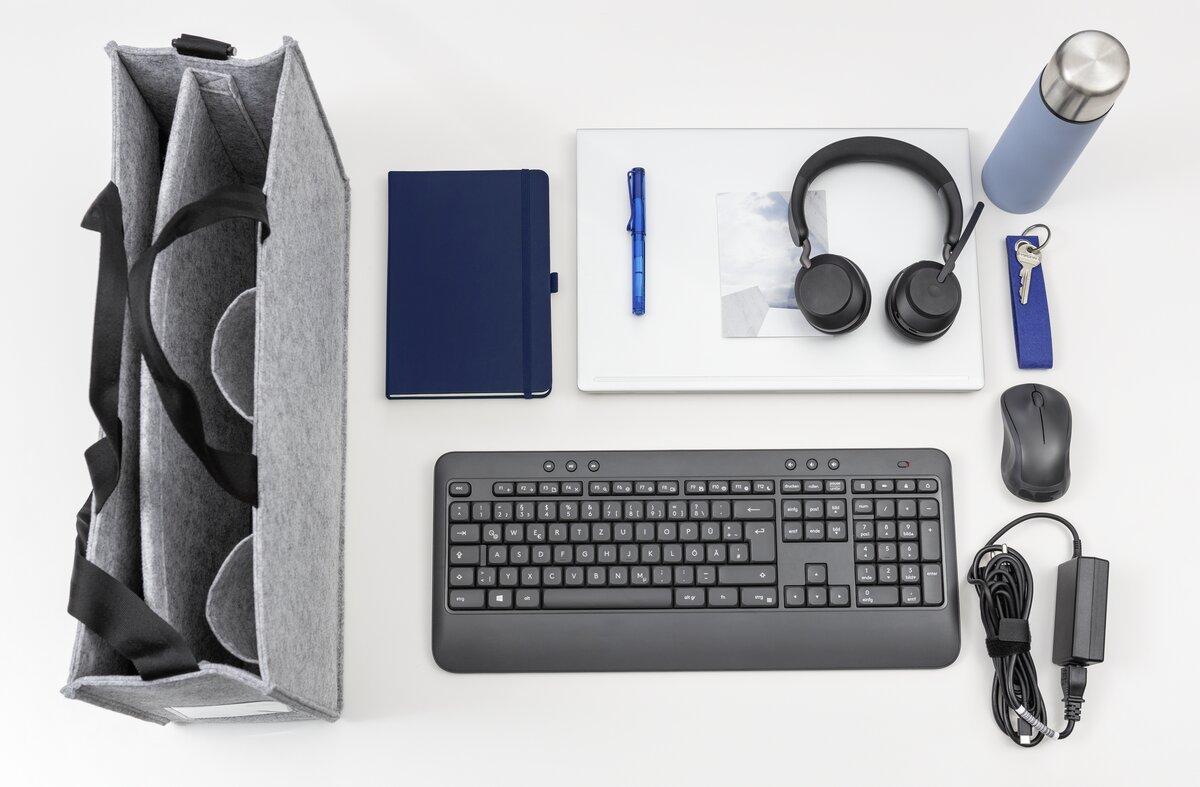 Tastatur, Kopfhörer, Notizbuch, Flasche