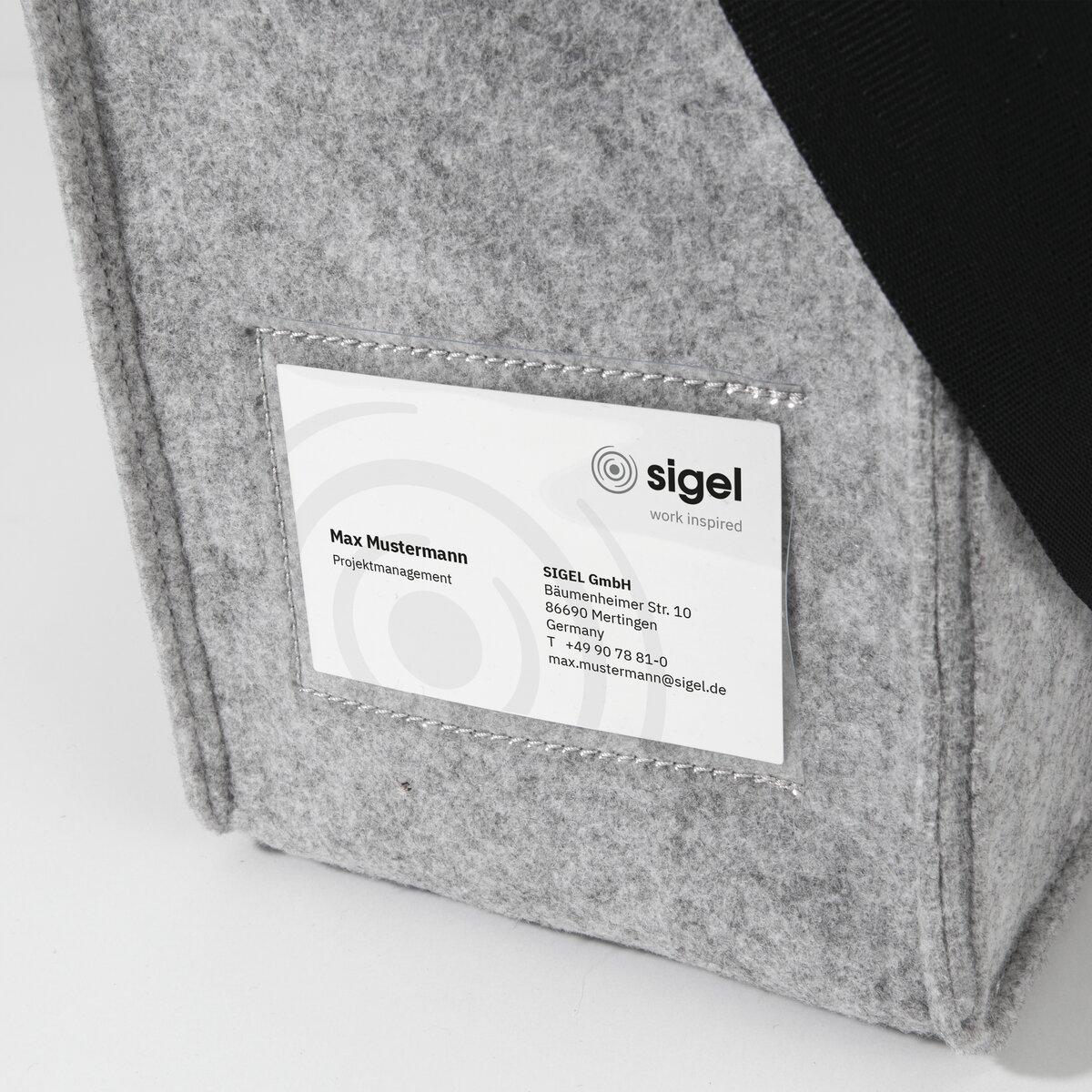 Graue Filztasche mit einer eingelegten weißen Visitenkarte