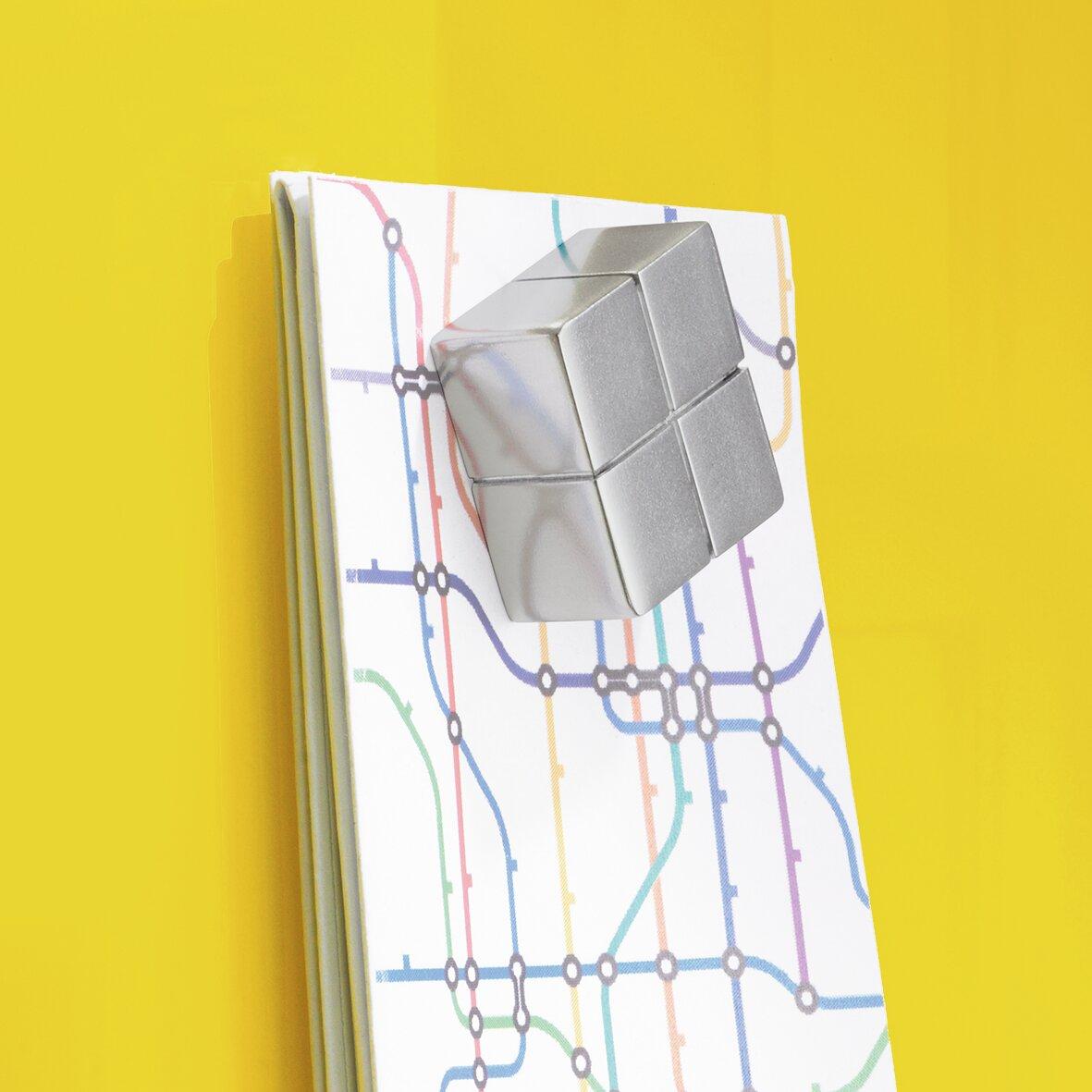 Karte mit Liniennetz, silberner Würfel obenauf, gelber Hintergrund