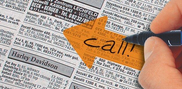 Zeitungsanzeigen mit orangefarbenem Pfeil und dem Wort „call“ Hand hält Stift