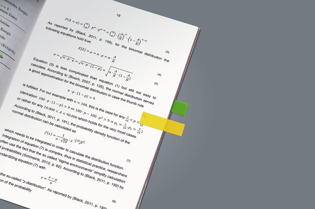 Aufgeschlagenes Buch mit Formeln, zwei farbige Markierungen