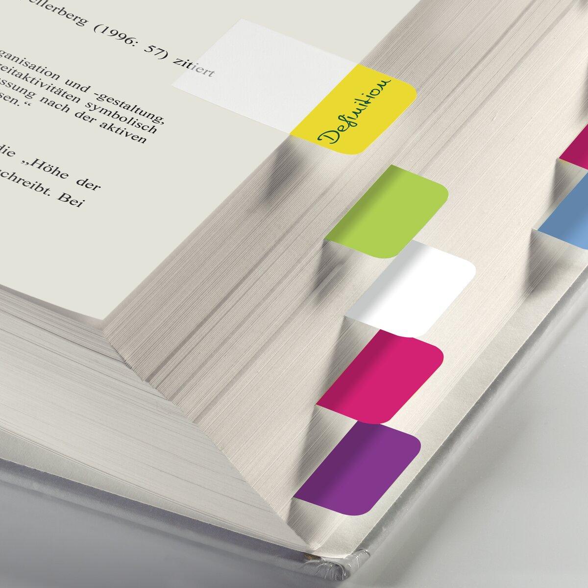 Buch mit bunten Markierungsstreifen Seiten sind teils lesbar