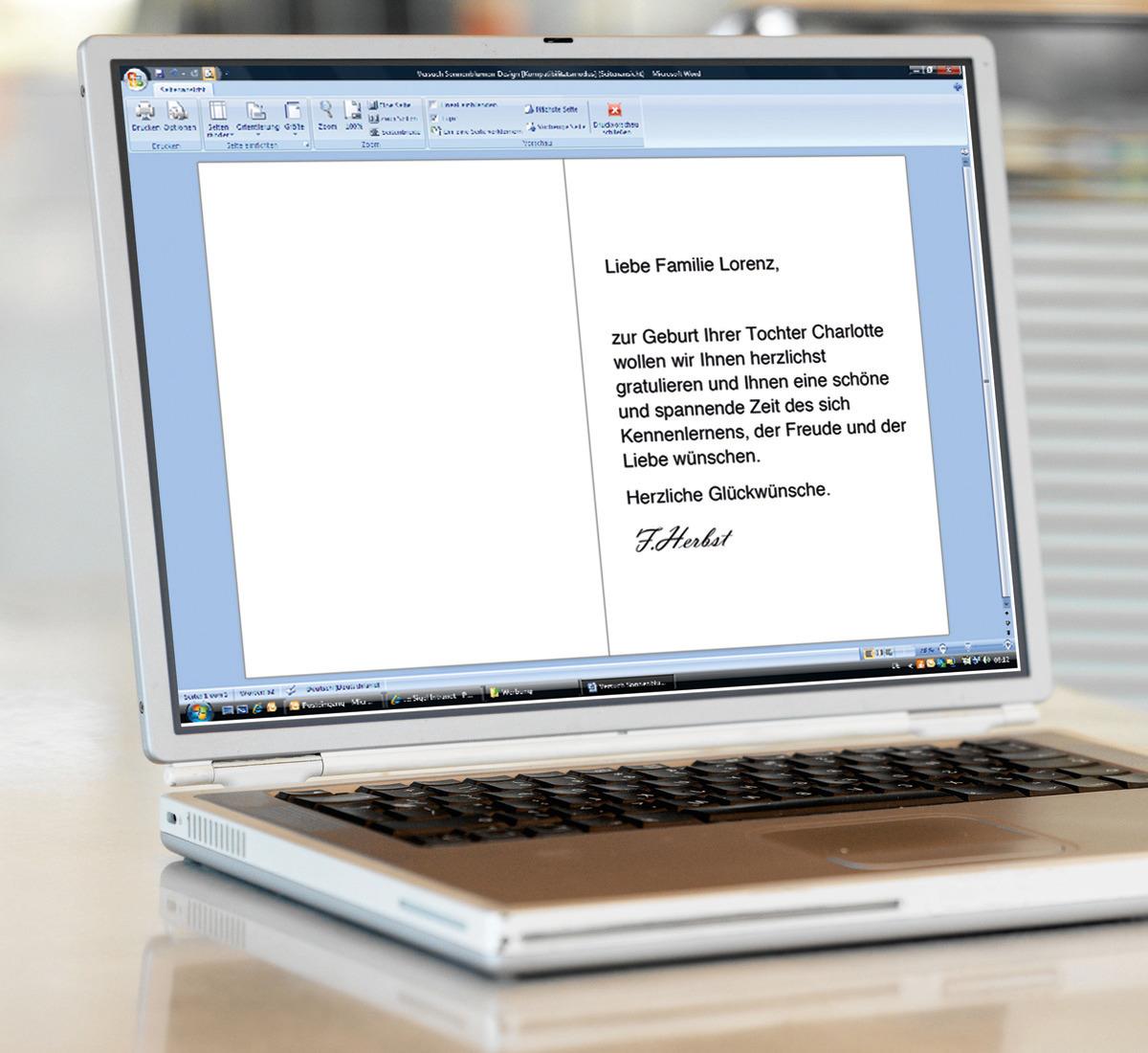 Laptop zeigt Glückwunschkarte Text gratuliert Familie Lorenz zur Geburt ihrer Tochter
