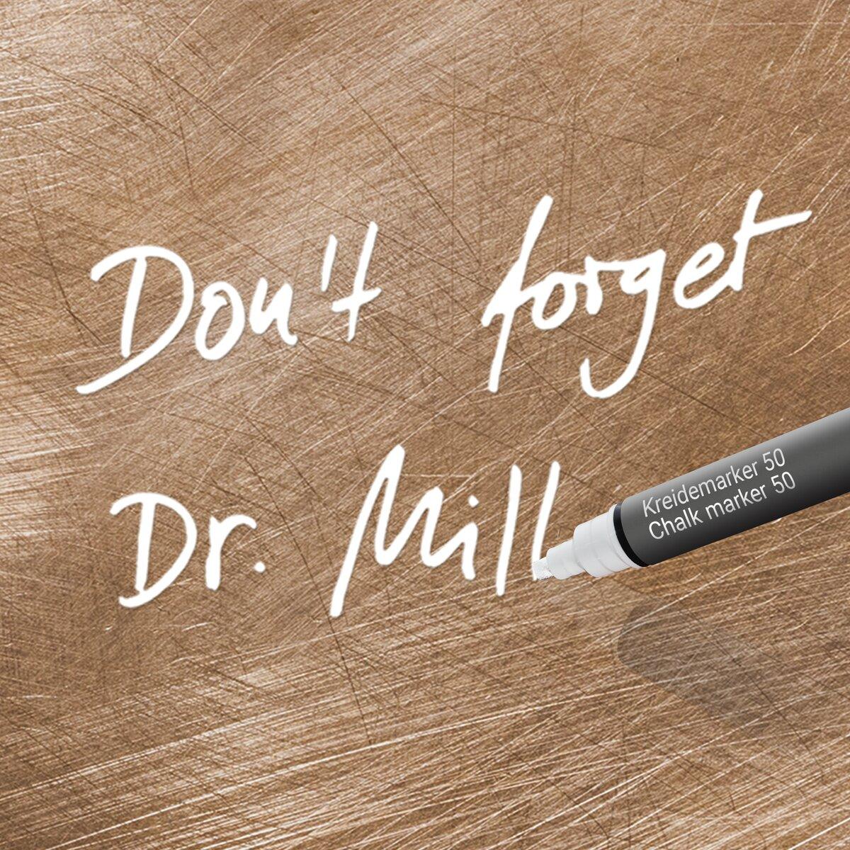 Handschrift auf Tafel: Don't forget Dr Miller mit Kreidemarker