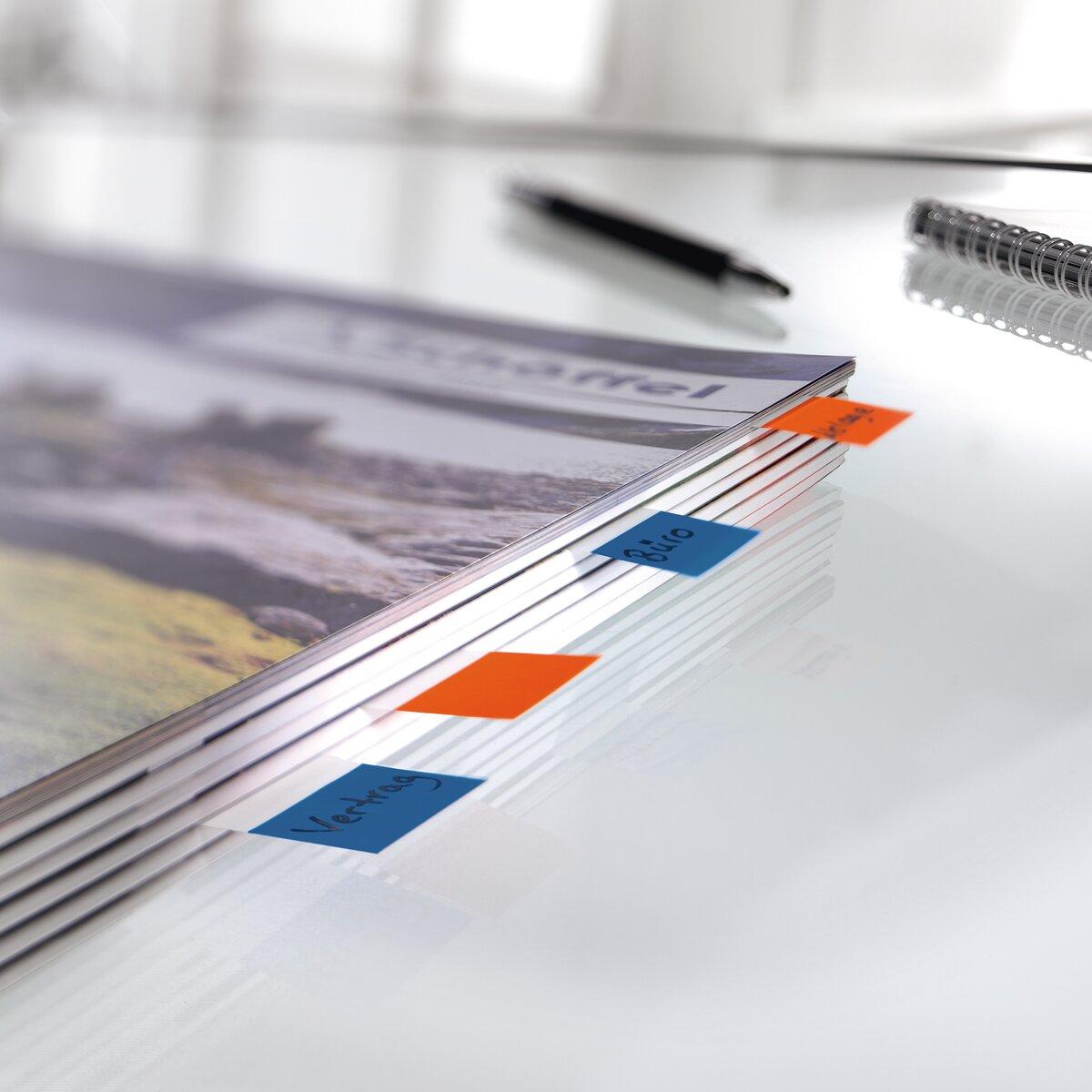 Mehrere Hefte mit farbigen Reitern