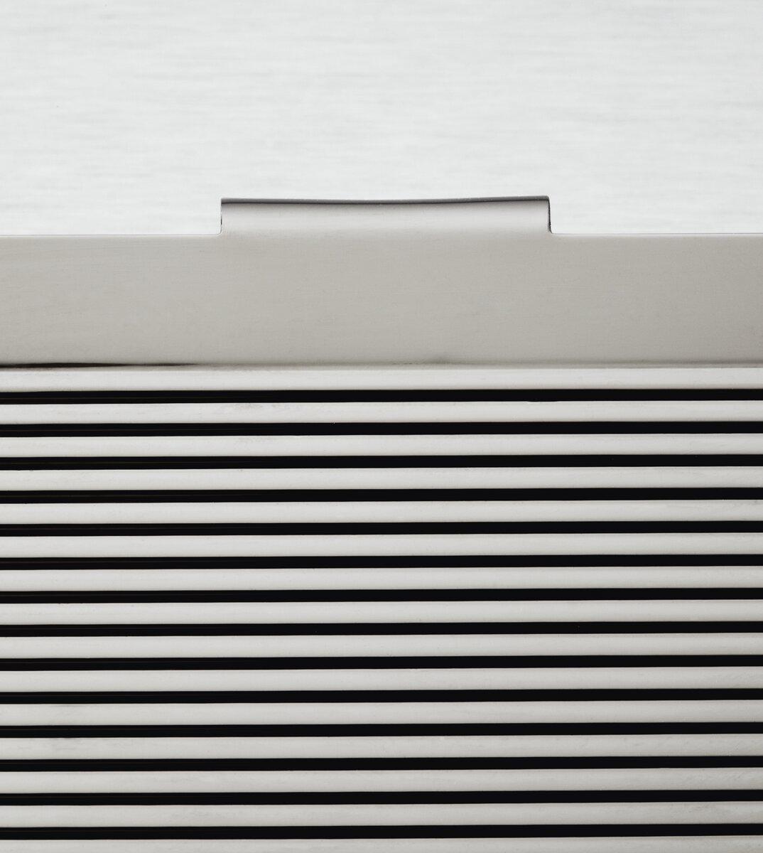 Metal mesh with parallel strips