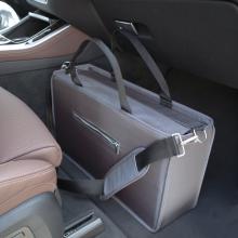 Graue Tasche im Fußraum eines Autos