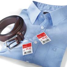 Blaues Hemd und brauner Gürtel, beide mit roten Preisschildern
