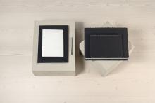 Notizbücher und Stift auf Holztisch