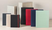 Bunte Notizbücher vor Betonklötzen