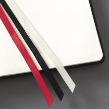 Notizbuch mit drei Lesebändchen: rot, schwarz, weiß