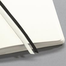 Aufgeschlagenes Buch mit weißen Seiten und zwei Lesezeichen, einem schwarzen und einem weißen