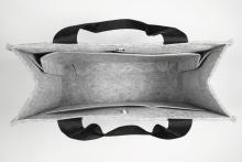 Graue, leere Filztasche von oben Schwarze Griffe
