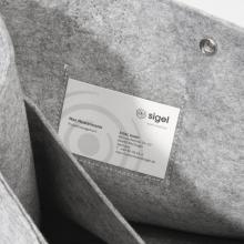 Visitenkarte in grauer Filztasche Firmenlogo und Kontaktdaten sichtbar