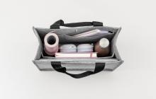 Graue Tasche mit Laptop, Notizbuch, Kopfhörern, Trinkflasche und Yogamatte