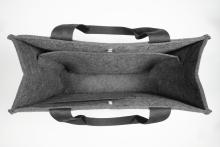 Graue Filztasche mit Fächern und schwarzen Trageriemen