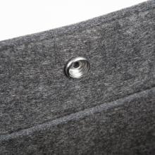 Grauer Filz mit Metallöse
