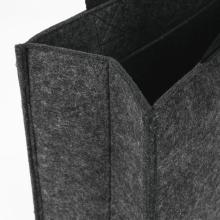 Graue Filztasche, teilweise geöffnet