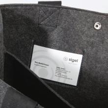 Visitenkarte steckt in grauer Filztasche