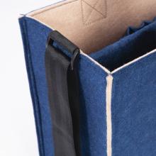 Tasche aus blauem Filz mit schwarzem Gurt