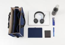 Tasche und Laptop mit Kopfhörer, Flasche, Schlüssel, Tablet, Geldbörse und Stift