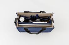 Tasche mit Laptop, Kopfhörern, Isolierflasche und Stift