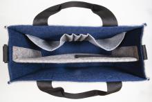 Offene, rechteckige Filztasche mit mehreren Innentaschen und schwarzen Tragegriffen