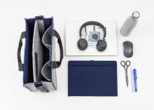 Laptop mit Kopfhörern, Tasche, Maus