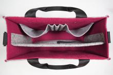 Graue Filztasche, rotes Innenfutter, schwarze Griffe