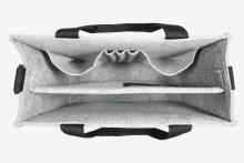 Graue Filztasche mit Fächern und schwarzen Griffen, von oben betrachtet