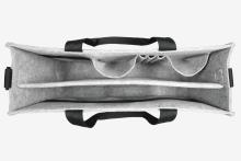 Graue Filztasche von oben, mit mehreren Fächern und schwarzen Henkeln