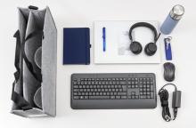 Tastatur, Kopfhörer, Notizbuch, Flasche