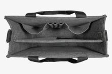 Graue Filztasche mit mehreren Innenfächern, von oben betrachtet Schwarze Tragegriffe sind sichtbar
