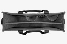 Offene graue Filztasche von oben, mit mehreren Fächern und schwarzen Griffen