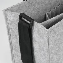 Graue Filztasche mit schwarzem Trageriemen und Innentaschen