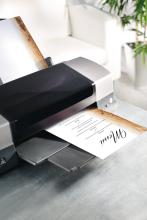 Drucker auf Schreibtisch druckt Dokument