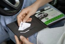 Der SIGEL Einband für Fahrtenbücher A6 hat an der Innenseite zusätzlich 2 Einsteckfächer für wichtige Dokumente und Karten