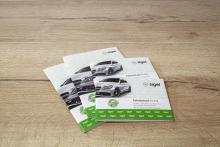 Fahrtenbücher von Sigel liegen gestapelt auf einem Holztisch