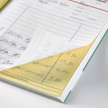 Notizblock mit handschriftlichem Text Eine Seite wird umgeblättert