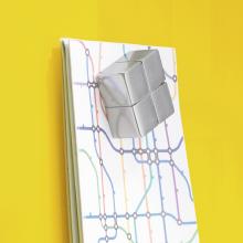 Karte mit Liniennetz, silberner Würfel obenauf, gelber Hintergrund