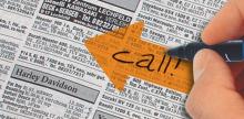 Zeitungsanzeigen mit orangefarbenem Pfeil und dem Wort „call“ Hand hält Stift