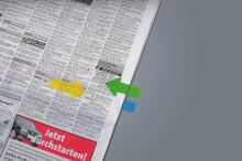 Zeitungsseite mit Kleinanzeigen Farbige Pfeile heben drei Abschnitte hervor