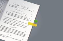 Aufgeschlagenes Buch mit Formeln, zwei farbige Markierungen